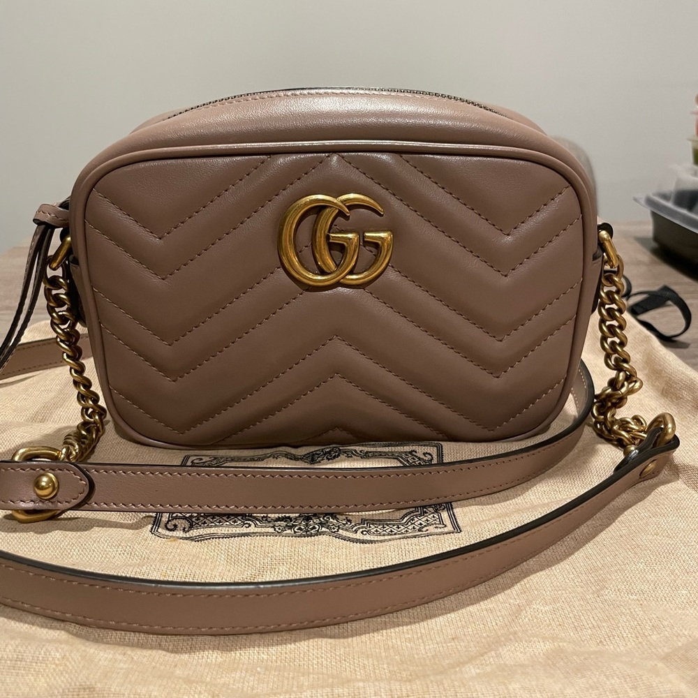 Gucci Gg marmont matelasse camera mini quilted crossbody bag in antique rose